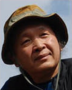 벙거지 모자를 쓰고 야외에서 웃고 있는 작가 김창래의 사진