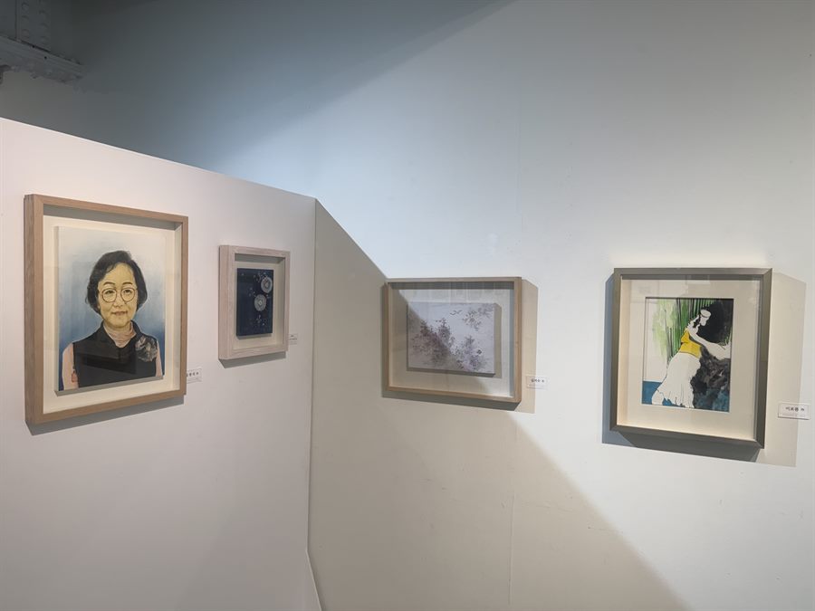 소장품전 — 인물화와 산수, 백로 그림이 나란히 걸린 벽면