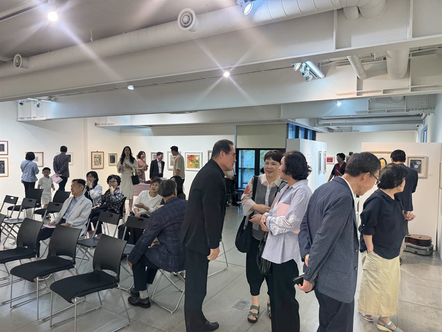 오픈식 — 자리에 앉은 손님들과 인사를 나누는 참석자들