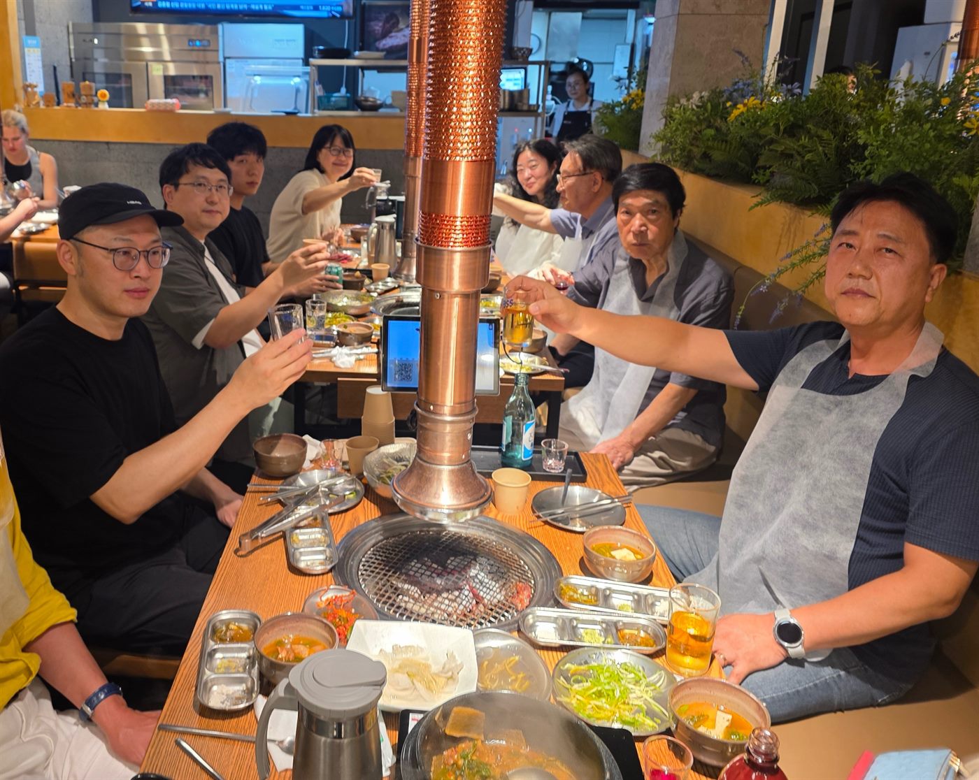 전시 첫날 저녁, 인사동 식당에 둘러앉아 잔을 든 참여작가들