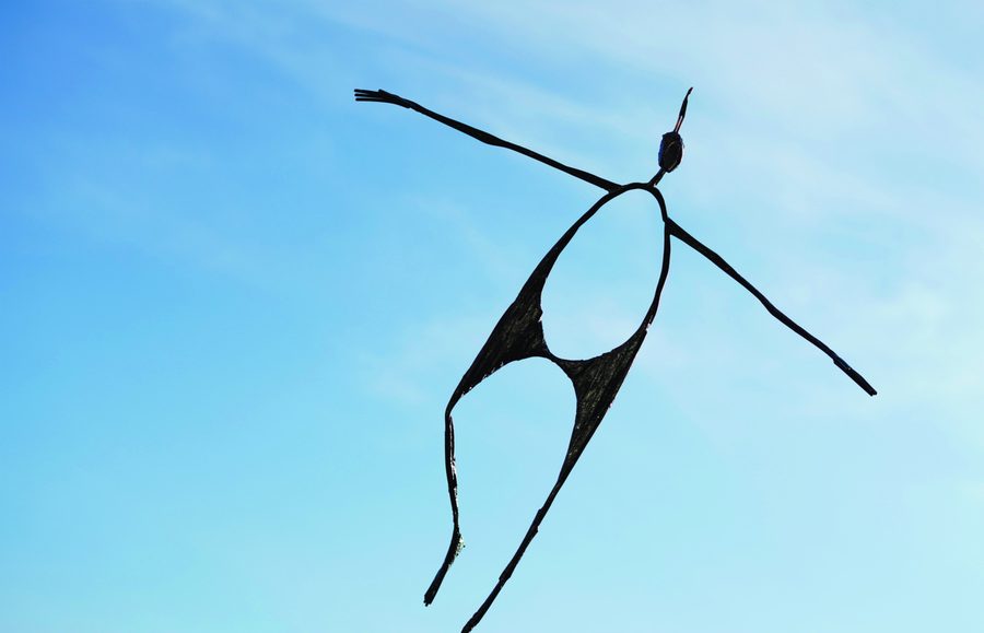김동영 서른 다섯 — 하늘을 배경으로 팔을 뻗은 철사 인체 형상