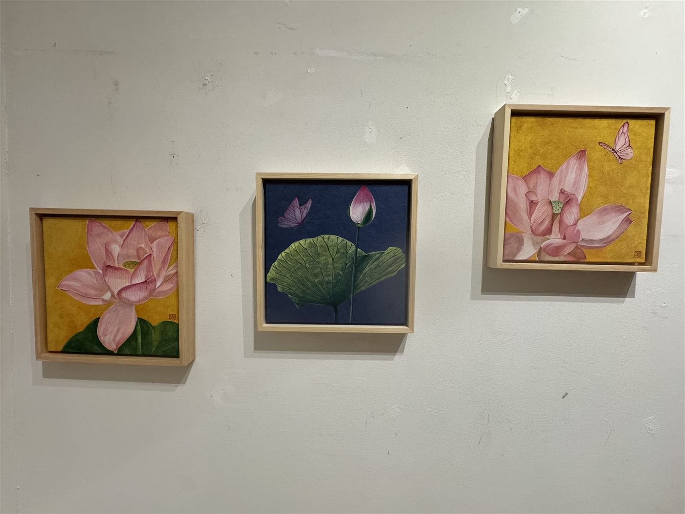 금빛·남빛 바탕 위에 분홍 연꽃과 연잎, 나비를 담은 그림 세 점