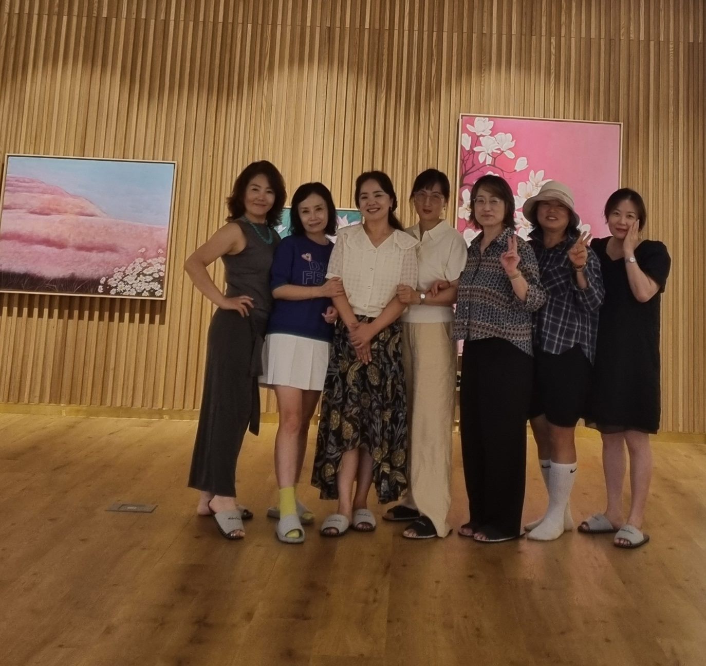 수선사 갤러리 꽃 그림 앞에서 함께 선 관람객들