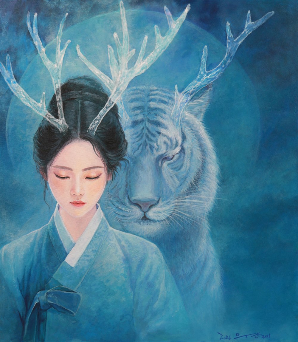 푸른 달무리를 배경으로 한복을 입은 여인과 그 곁의 백호, 머리 위로 빙결처럼 빛나는 사슴뿔